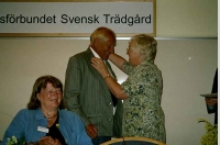 Karin Berglund (medaljör) i förgrunden och Herbert när han får sin medalj (Kungl. Patriotiska S&aum;llskapets silvermedalj) av Gunvor Lindwall